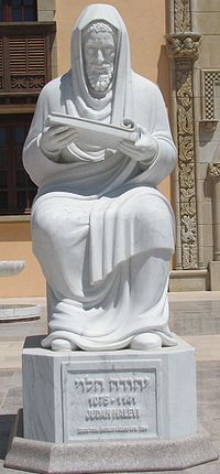 פסל של ריהל בחצר מוזיאון זיכרון ספרד שבקסריה